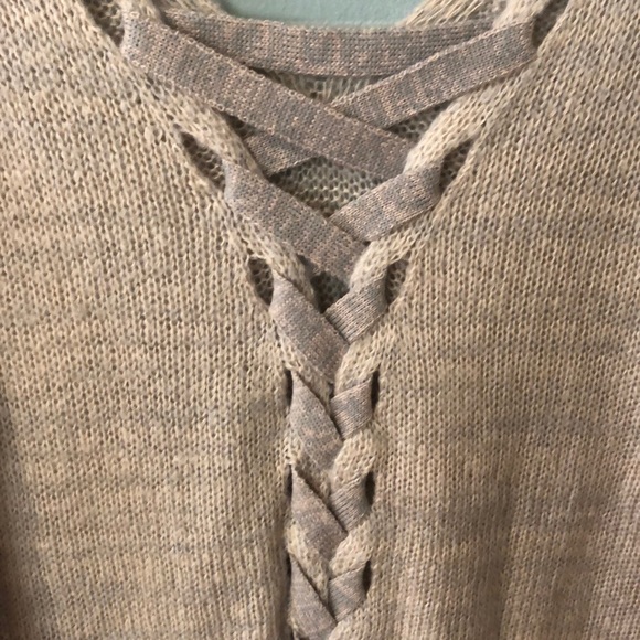 Light pink oversized sweater with low back. - Picture 4 of 6